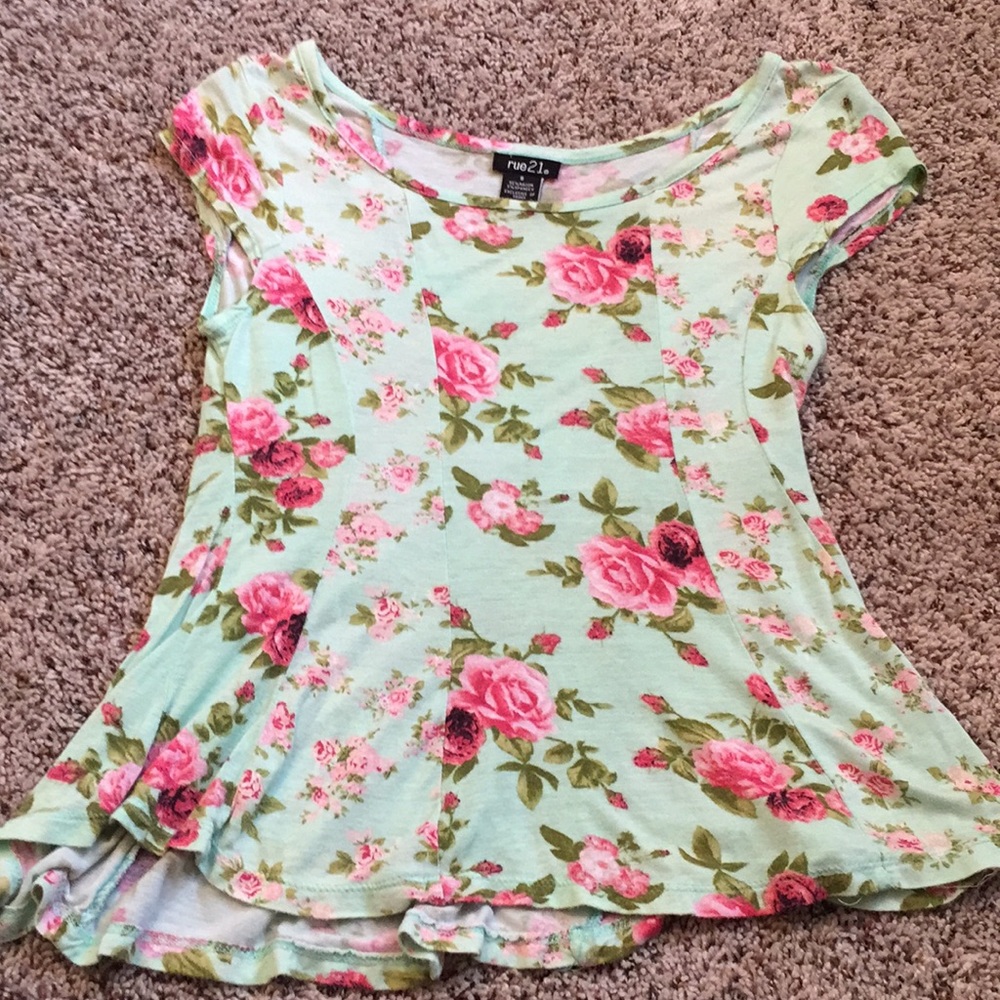 Fashionable rue 21 top!